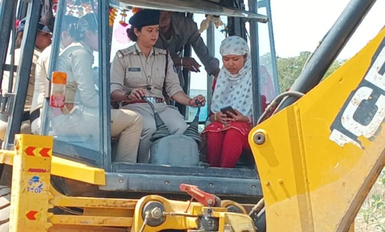 महिला थानेदारों ने चलाया बुलडोजर- रनेह में सामूहिक दुष्कर्म मामले में आरोपी के घर पर चला बुलडोजर 1 eb4a21b7 3d5e 4ebb a7d3 d3c7f7416d08