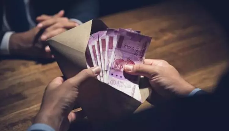 लोकायुक्त की कार्रवाई : पटवारी को 12 हजार की रिश्वत लेते किया गिरफ्तार 1 mpbreaking09450844