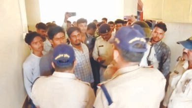 रानीदुर्गावती विश्वविद्यालय छात्रावास में पकड़ने पहुंची पुलिस तो छात्रों ने किया हंगामा 10 15 2