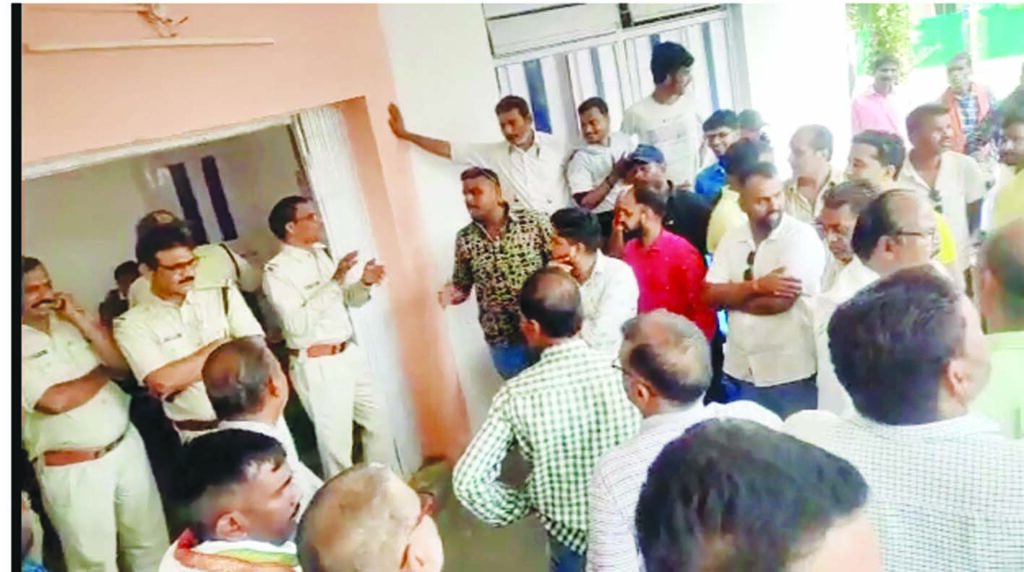 CRIME NEWS- मंडला पुलिस की बर्बरता: व्यापारी बाप-बेटे को पटक-पटककर पीटा, वीडियो वायरल 2 2 1