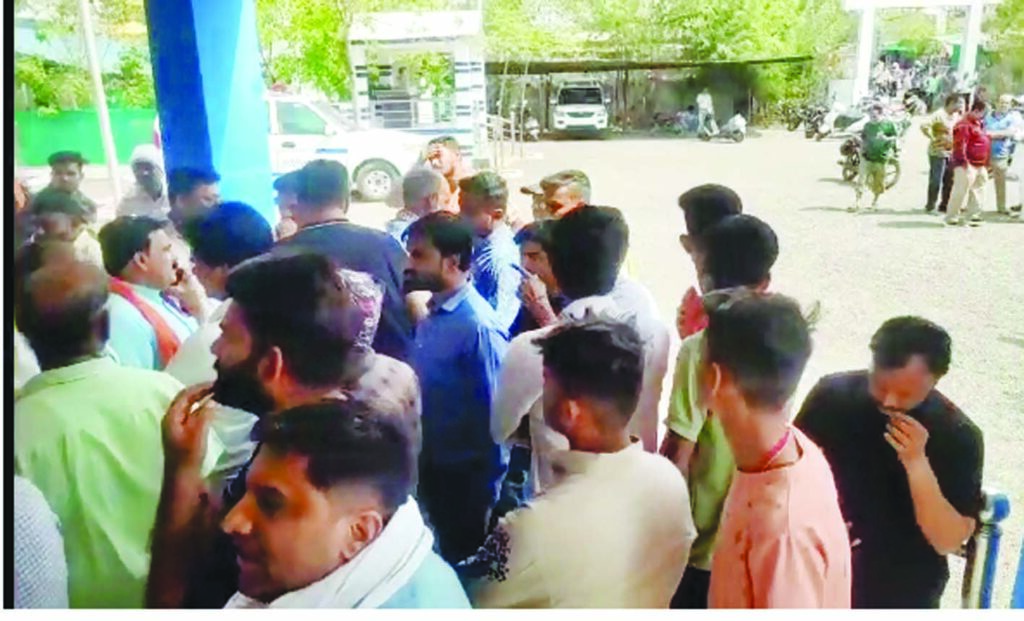 CRIME NEWS- मंडला पुलिस की बर्बरता: व्यापारी बाप-बेटे को पटक-पटककर पीटा, वीडियो वायरल 3 3 2