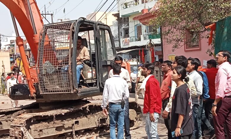 हनुमानताल में अवैध अतिक्रमण हटाने पहुंचा अमला तो जेसीबी के नीचे लेट गया मकान मालिक 1 31a91217 b11e 4c64 a89d 8dd1ffd3d0f0