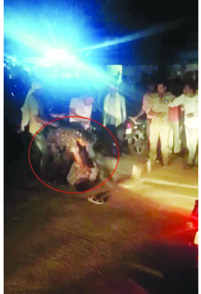 CRIME NEWS- मंडला पुलिस की बर्बरता: व्यापारी बाप-बेटे को पटक-पटककर पीटा, वीडियो वायरल 4 4 1