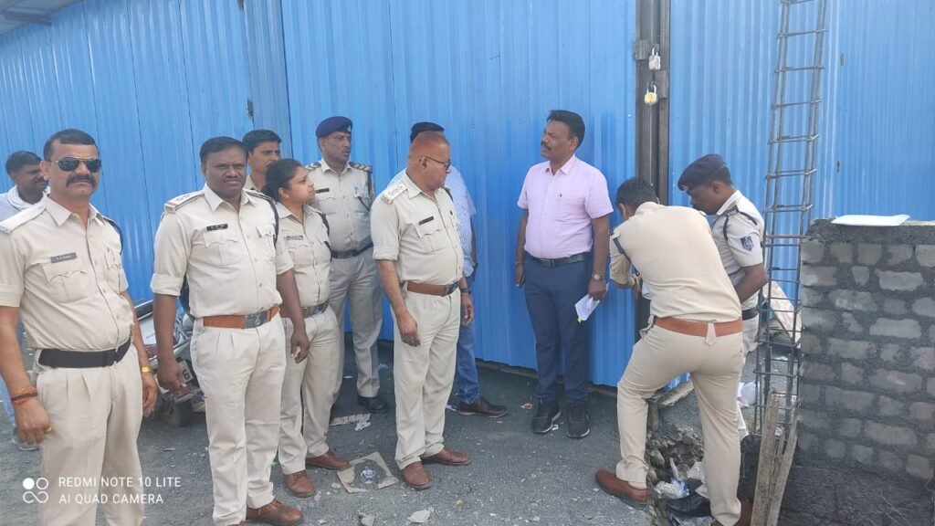 निर्धारित सीमा से बाहर संचालित हो रहीं 3 शराब दुकानें सील 2 74482259 e388 4180 980a b0daf8c68632