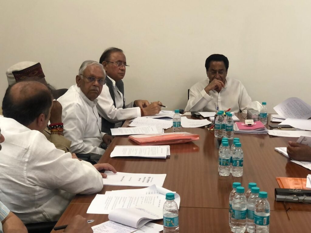 RAJNEETIK KHABAR- पूर्व मुख्यमंत्री के निवास पर हुई कांग्रेस वचन पत्र समिति की बैठक-पुरानी पेंशन बहाली, 500 में सिलेण्डर, 1500 रू. महिलाओं को प्रतिमाह दिये जाने जैसे महत्वपूर्ण शामिल 2 a6a0de64 4bc7 4da2 930f 4be07b2de1f0