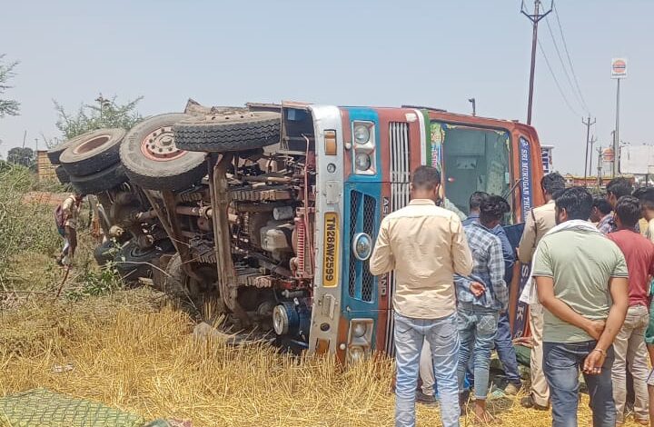 सिहोरा के ग्राम मोहसाम में हादसा- मैदा से लोड ट्रक पलटा , चालक की मौत 1 a829cdd2 e287 49d3 826c 285ecb2f5781