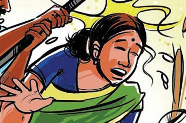 रंजिश भुनाने महिला को युवक ने जमीन पर पटककर किया धारदार हथियार से हमला 1 mahila pr hamla