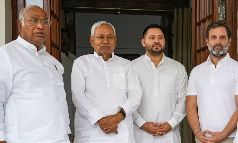 दिल्ली में राहुल गांधी से मिले नीतीश कुमार : कहा- पार्टियों को एकजुट करना है, राहुल बोले- विचारधारा की लड़ाई को लड़ेंगे 1 nitish rahul tejashvi kharge meeting pti