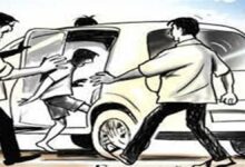 CRIME NEWS JABALPUR 8वीं के छात्र का अपहरण : घर से बिना बताए हो गया गायब, परिजनों का रो-रोकर बुरा हाल 10 13 12 2022 kidnapping in car in jabalpur