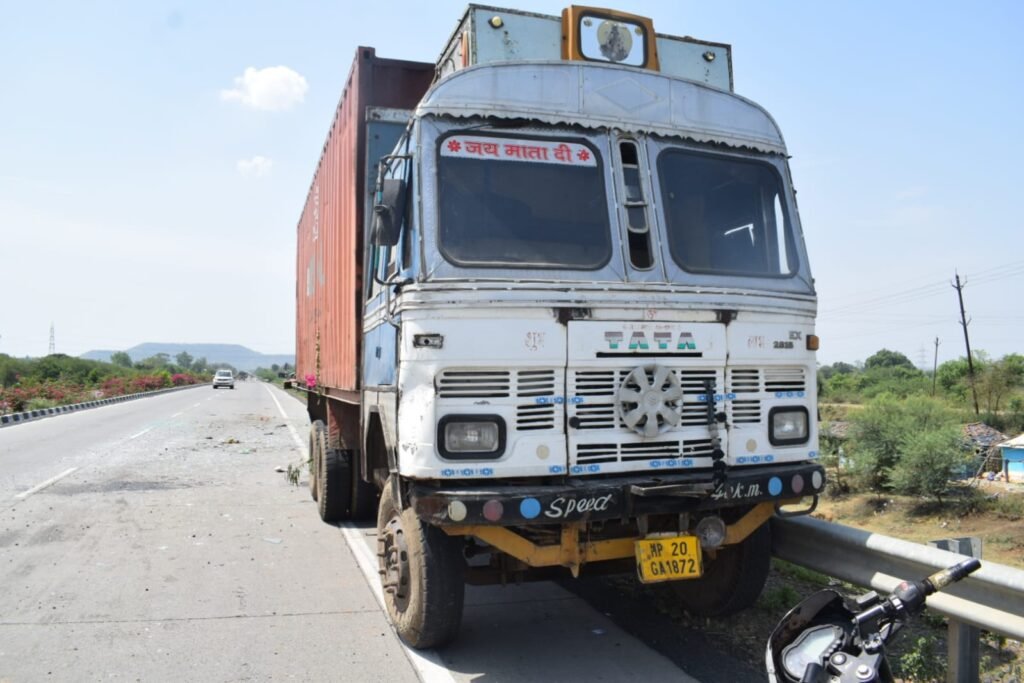 तिलवारा में खड़े ट्रक से भिड़ी बस : 2 घायल, छिंदबाड़ा से जबलपुर आ रही थी बस, क्षेत्र में हड़कंप 2 2daf98e1 3caa 4c8d 84c0 8a70103268a4