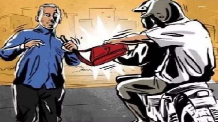 दिनदहाड़े दुकान में घुसकर बुजुर्ग व्यापारी से लूट सालीवाड़ा-गौर की घटना सीसीटीवी कैमरे में कैद 1 5 9
