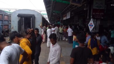 गुवाहाटी एक्सप्रेस के s1 कोच में आई गड़बड़ी डिब्बे को काटकर किया गया अलग यात्री परेशान घंटों लेट होने की संभावना 8 62aecd45 ec93 4733 a5c2 feaa183f5dbc