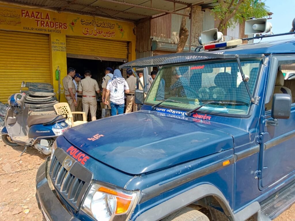 जबलपुर के वाहन चोरों पर पुलिस का शिंकजा कबाडियो के गोदाम में दबिश 1 WhatsApp Image 2023 05 14 at 2.53.16 PM