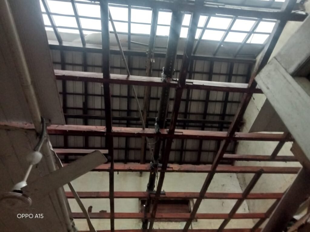 तेज आंधी तूफान से जीआरपी व स्टेशन प्रबंधक की छत उड़ी 1 WhatsApp Image 2023 05 28 at 9.08.31 PM