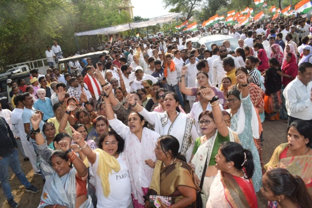 कांग्रेस की मौन प्रतिकार यात्रा : राज्यसभा सांसद विवेक तन्खा ने कहा- यह गांधी जी के सिद्धांतों की मौन रैली है, जनता ऐसी गुंडागर्दी बर्दाश्त नहीं करेगी 3 be9e7bd7 915c 429d ad65 bd61d8af73ba