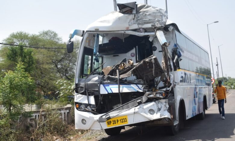 तिलवारा में खड़े ट्रक से भिड़ी बस : 2 घायल, छिंदबाड़ा से जबलपुर आ रही थी बस, क्षेत्र में हड़कंप 1 d77afb09 d39d 4f5e ad55 b63c9037dc55