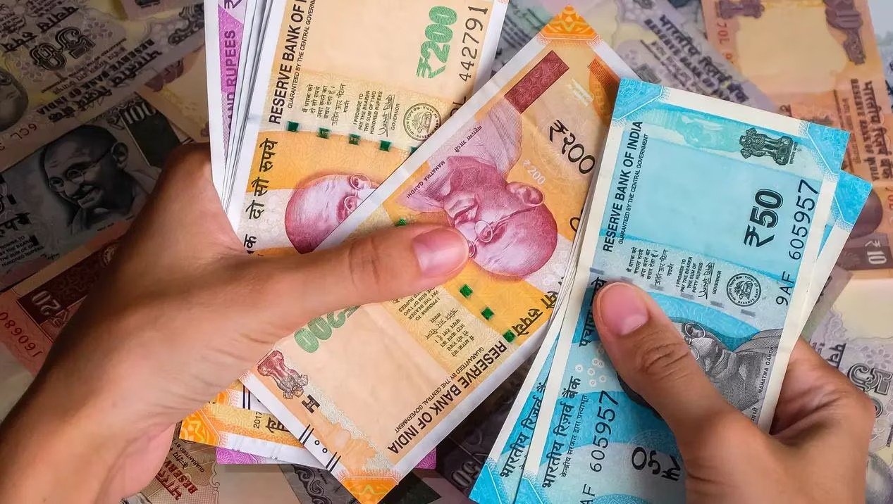Atal Pension Yojana सरकार द्वारा कर्मचारी पेंशन्स को मिली गुड News 210 रुपये का करें निवेश, हर महीने खाते में आएंगे 5000 रुपये की पैंशन जाने पूरी डिटेल्स 2 d8bdf79f 317c 435a a83a 592d62956781