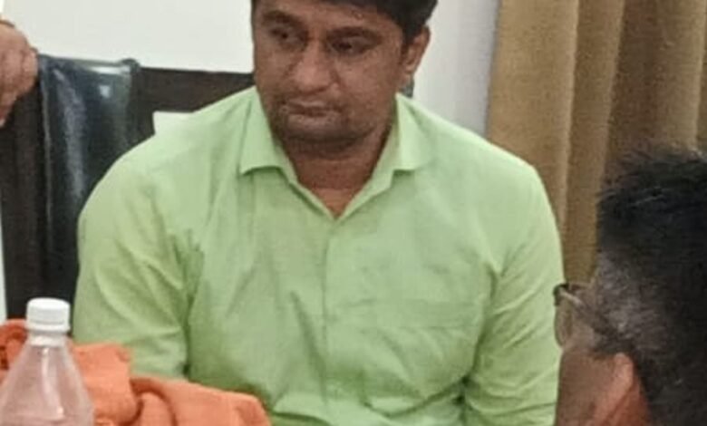 बुरहानपुर मे कॉमन सर्विस सेंटर मे जनजातीय विभाग के बाबू ने मांगी थी 15 हजार रिश्वत रिश्वत लेते हुए रंगे हाथों गिरफ्तार जाने पूरी डिटेल्स 1 e19c15f2 0461 452b b196 123e25544807 1684930566337