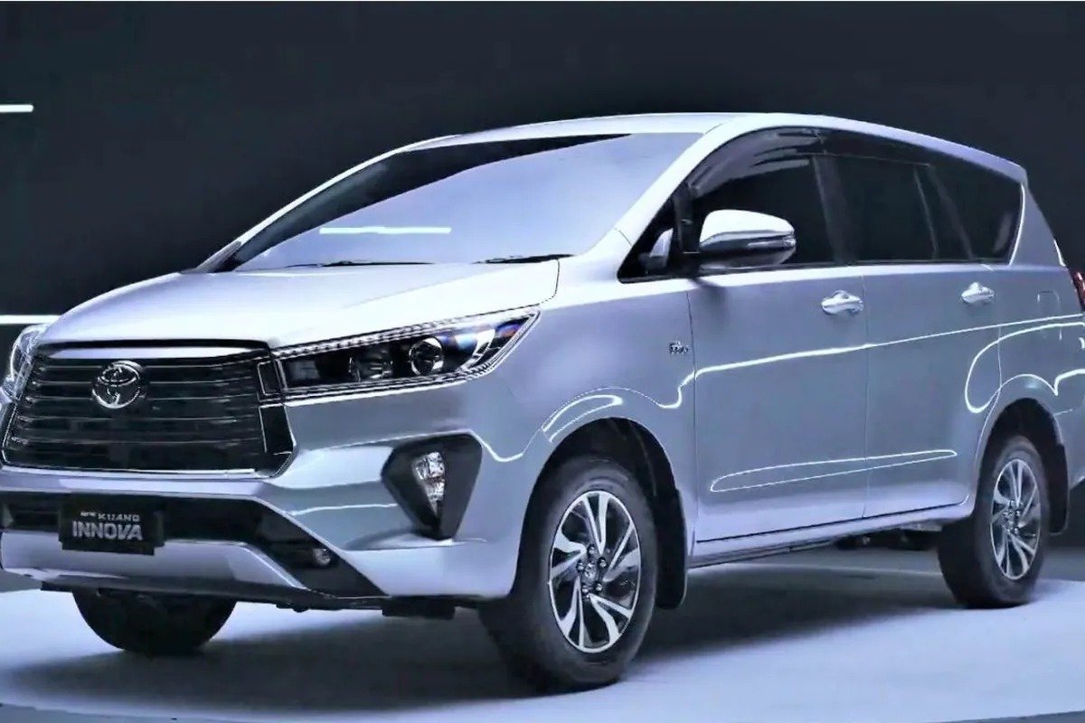 Toyota Innova Crysta आ गई है फिर एक नए अंदाज मे अपने सपनों की कार बेहतरीन पॉवरट्रेन के साथ जाने इसकी कीमत