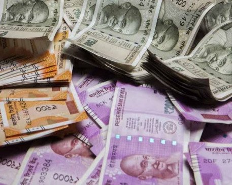 गढ़ा कब्रिस्तान में बलराम केवट के सट्टे के अड्डे पर क्राइम ब्रांच की दबिश : 2लाख रुपये जब्त, 15 आरोपियों को दबोचा 1 police seized 2 lakh 18 thousand rupees from a car without number 730X365