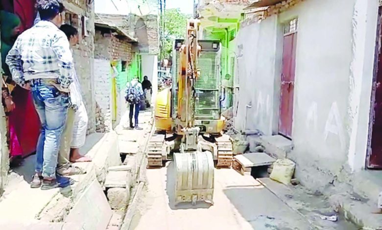सटोरिया अलीम कसेड़ी के आलीशान मकान पर चली जेसीबी, काली कमाई से बनाया था 2 करोड़ का मकान 1 1 5