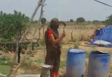 SDM पर ताना हंसिया, महिला ने घूंसे मारे,:सरकारी हैंडपंप से कब्जा हटाने पहुंचे थे; कब्जाधारी परिवार से हुआ विवाद 10 10 1