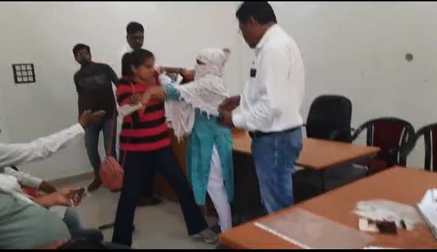 जबलपुर नगर निगम की जनसुनवाई में एक महिला ने दूसरी महिला को पटका 1 11 2