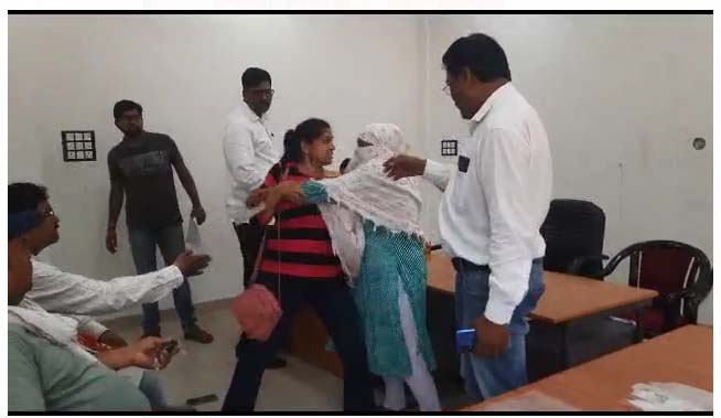 जबलपुर नगर निगम की जनसुनवाई में एक महिला ने दूसरी महिला को पटका 2 12