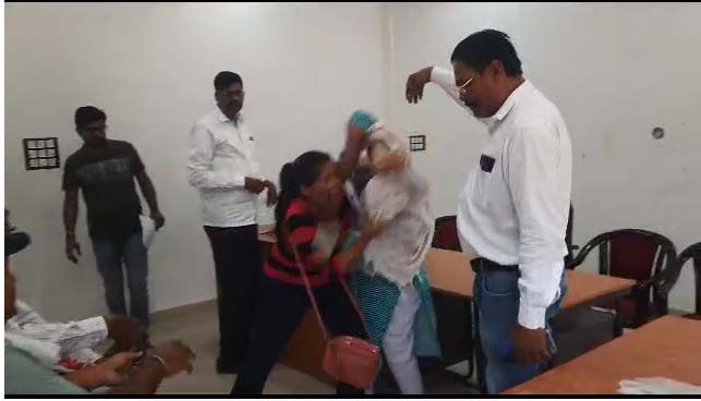 जबलपुर नगर निगम की जनसुनवाई में एक महिला ने दूसरी महिला को पटका 4 13