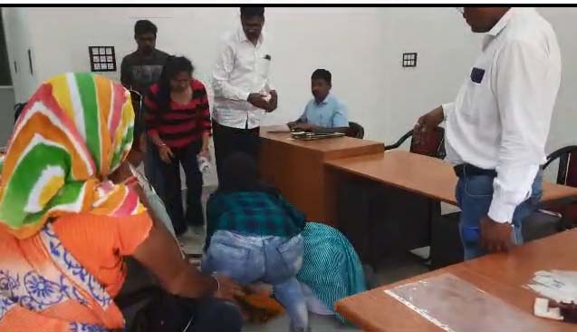 जबलपुर नगर निगम की जनसुनवाई में एक महिला ने दूसरी महिला को पटका 3 14