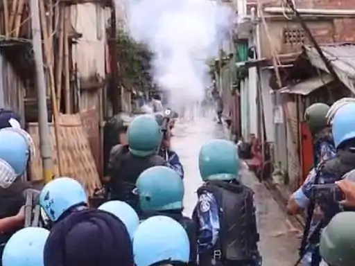 कर्फ्यू के बावजूद घर जलाए:सुरक्षाबलों से भिड़े प्रदर्शनकारी, RAF ने आंसू गैस के गोले दागे 1 152 1686825914
