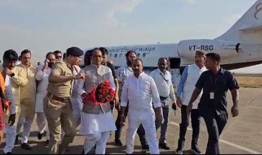 मुख्यमंत्री शिवराज सिंह पहुंचे जबलपुर एयरपोर्ट : खेरमाई मंदिर में पूजन कर मांगा बेटियों, बहनों और माताओं का कल्याण 1 789