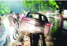 ऑफिसर्स मैस के पास हादसा-तेज बारिश में डिवाइडर को तोड़ते हुए कार ने मचाया हड़कंप 11 800