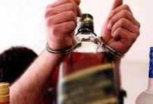 हनुमानताल में तस्कर के पास जब ग्राहक बनकर पहुंच गयी पुलिस : घेराबंदी कर आरोपी को दबोचा, बोरियों में ढो रहा था देशी शराब 10 download 72 1