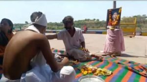 जबलपुर में जिंदा बेटी का पिंडदान करने वाले परिवार ने सुनाई अपनी आपबीती,बोले-समाज से नजर मिलाने में आती है शर्म बेटी ने झुकाया सर 3 जबलपुर में जिंदा बेटी का पिंडदान करने वाले परिवार ने सुनाई अपनी आपबीती,बोले-समाज से नजर मिलाने में आती है शर्म बेटी ने झुकाया सर