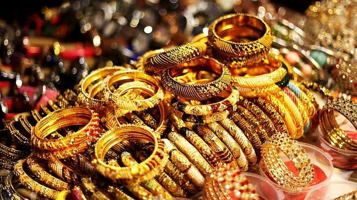 Gold-silver Rate:सोने के रेट में हुई भारी गिरावट, चांदी की कीमत में बढ़ोतरी,जानिए सोने चांदी का ताजा रेट 2 Gold-silver Rate:सोने के रेट में हुई भारी गिरावट, चांदी की कीमत में बढ़ोतरी,जानिए सोने चांदी का ताजा रेट