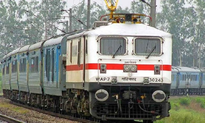 जल्दबाजी में जेवरातों से भरा बैग ट्रेन में छूटा .जीआरपी ने किया महिला यात्री के सुपुर्द 1 indiantrain1 2
