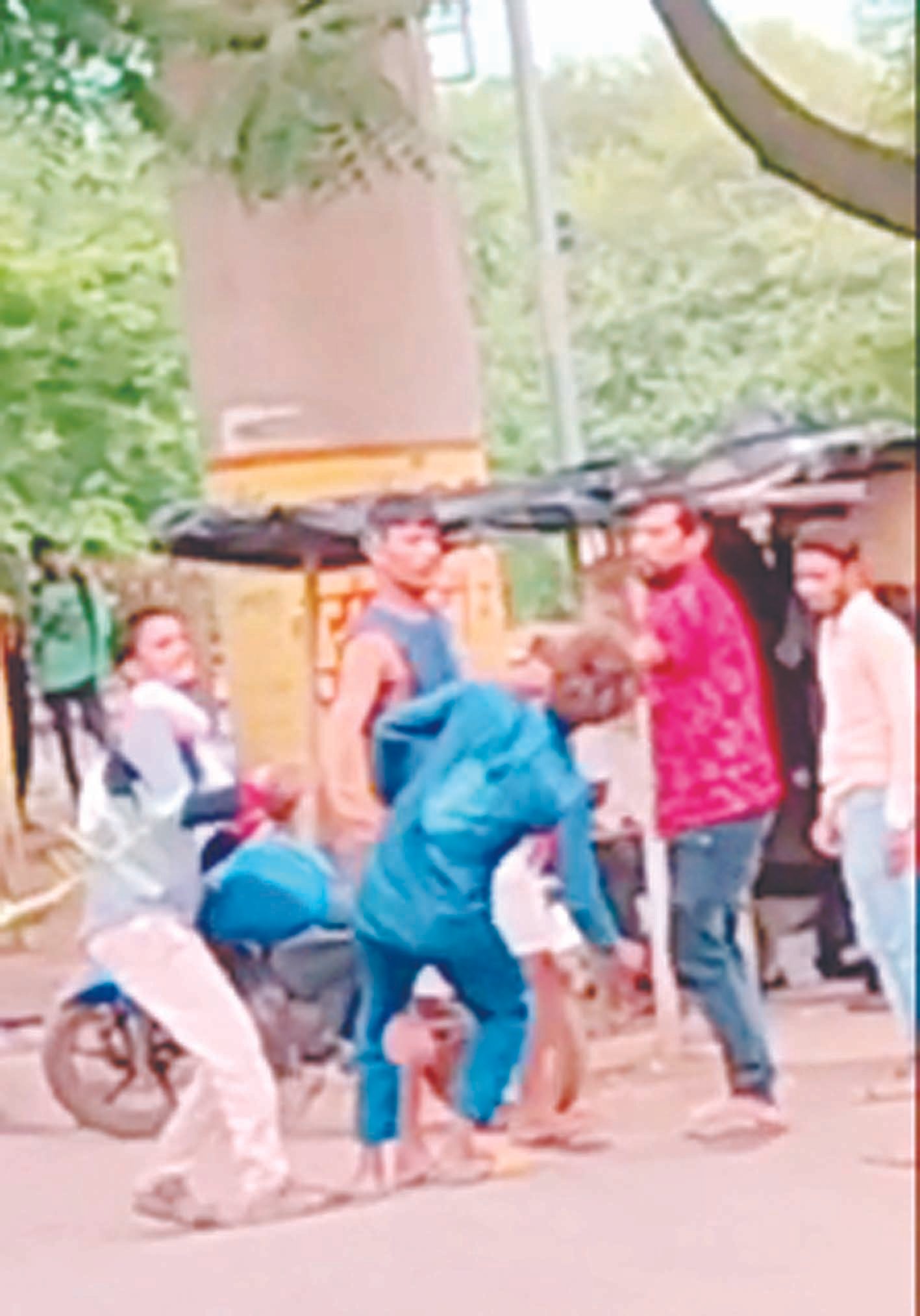 पत्थर से मारने वाले युवकों को पुलिस ने किया गिरफ्तार आरोपियों के खिलाफ मामला दर्ज, 1 26