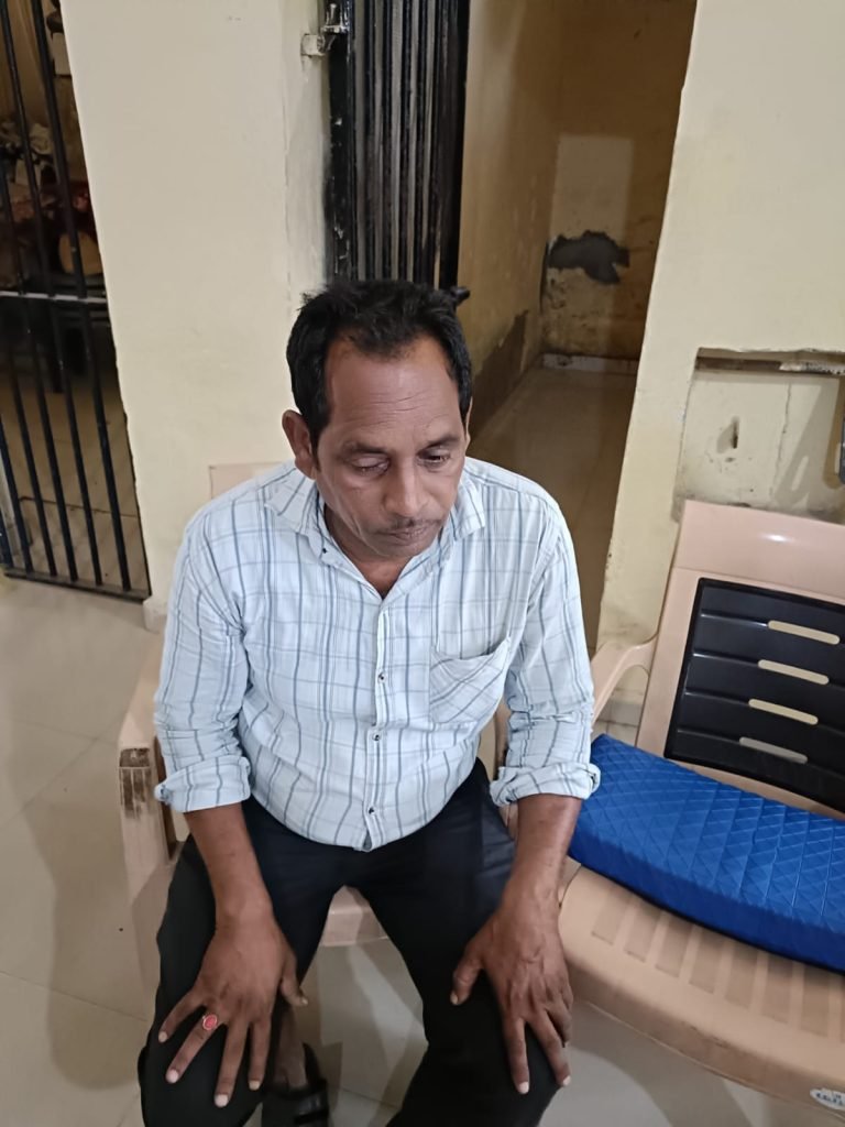 स्कूल बस ने मारी मोटरसाइकिल सवार बुजुर्ग को टक्कर , बुजुर्ग की हालत गंभीर 3 780f3d41 c47c 4b45 9c46 5176d09108cf