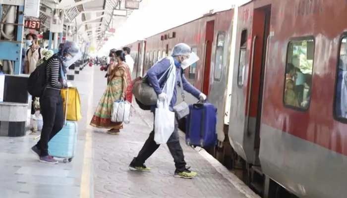 Train New Rules यदि आप अब ट्रैन के चलने पर 10 मिनट बाद होते हो लेट तो टिकट हो सकती है कैंसिल? जानिए अब का नया रूल 3 a4eb01e7 f43e 41f5 8823 d46bdd444625