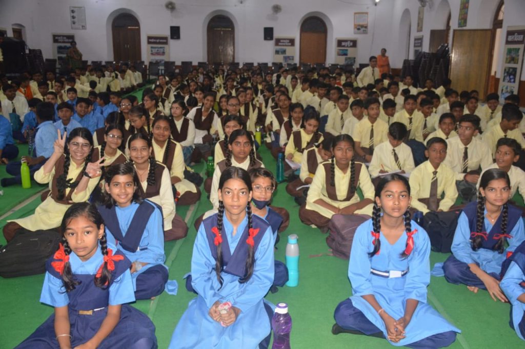 स्कूल चलें अभियान, मुख्यमंत्री शिवराज ने शाजापुर जिले के ग्राम गुलाना से की शुरुआत 2 a883b497 a69b 4d74 9415 efd95875689d