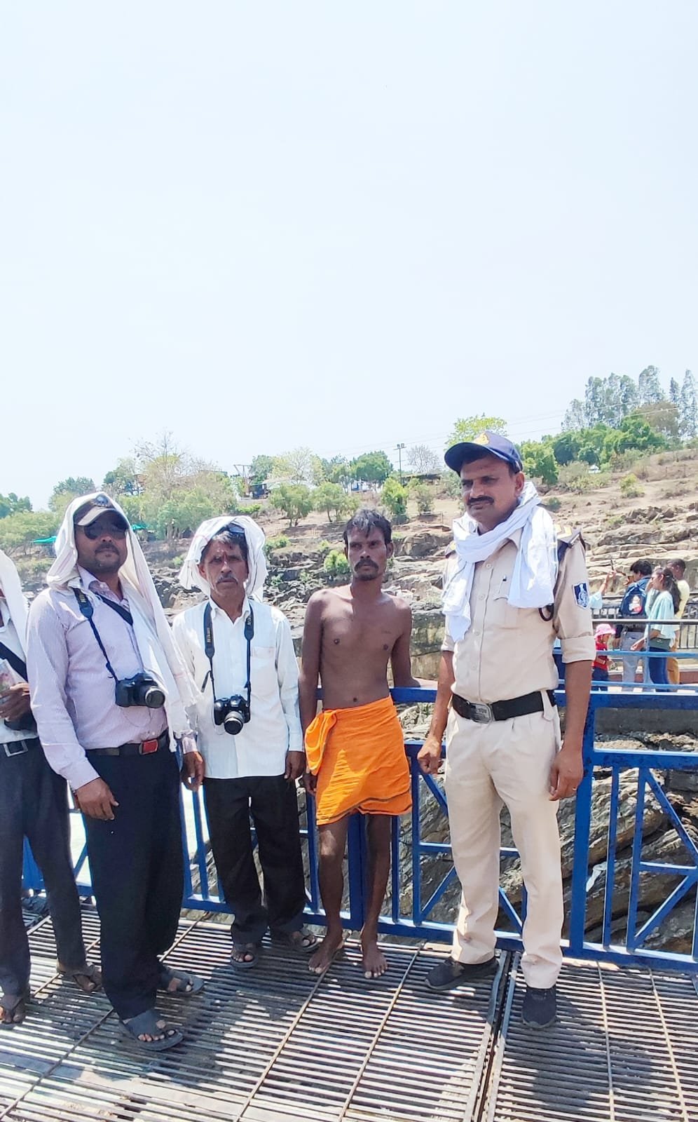 5 साल के मासूम को लेकर जान देने पहुंची धुआंधार, आरक्षक ने बचाई दोनों की जान 1 be5a6eaf 883b 483d 9c7b 8d6ddb2a1477