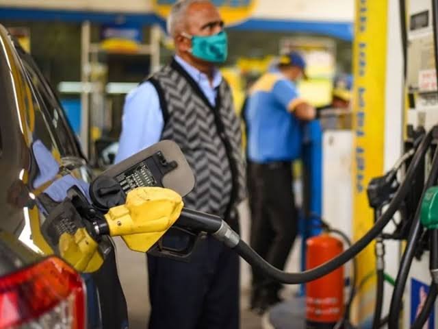 Petrol-Diesel Price:क्रूड आयल की कीमतों में आई बड़ी उछाल,घर से निकलने से पहले देखे पेट्रोल डीजल का ताजा रेट 1 images 2023 07 04T074621.721
