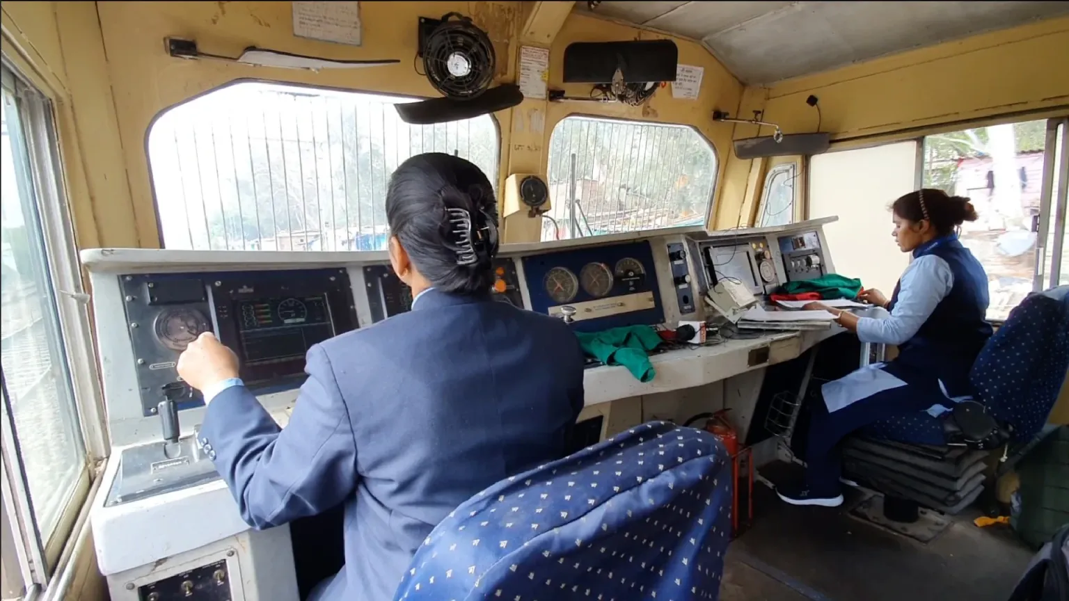 indian railway 2023 क्या आप जानते है की ट्रेन ड्राइवर 9 घंटे बिना टॉयलेट, बिना खाये चलाते हैं ट्रैन, तो रेलवे ने लागू किया नया नियम अब मिलेगी बड़ी राहत 3 railway loco pilot