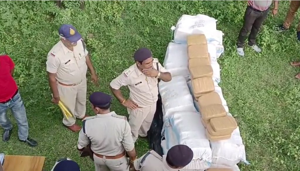 जबलपुर पुलिस की गांजे को लेकर सबसे बड़ी कार्यवाही, आई जी जोगा बोले-नशे के सौदागरों के खिलाफ नो टालरेंस एक्शन। 2 01