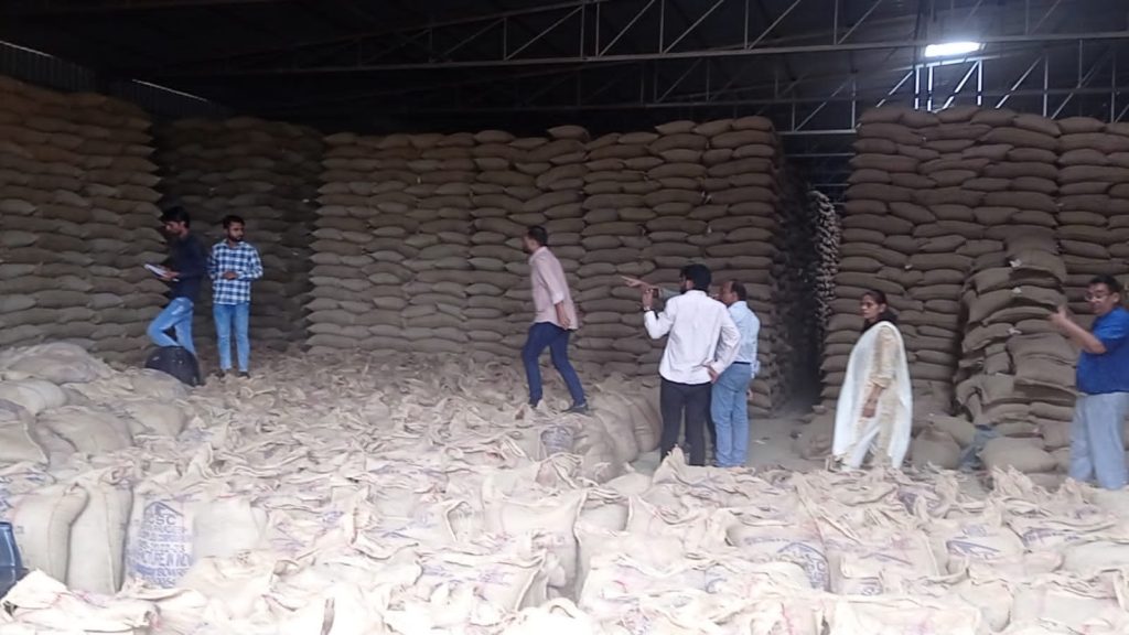 JABALPUR NEWS:- मूंग हेरा फेरी मामला:एक गोदाम में मिलती थी मिट्टी दूसरी गोदाम में जमा होती थी मूंग 3 JABALPUR NEWS:- मूंग हेरा फेरी मामला:एक गोदाम में मिलती थी मिट्टी दूसरी गोदाम में जमा होती थी मूंग