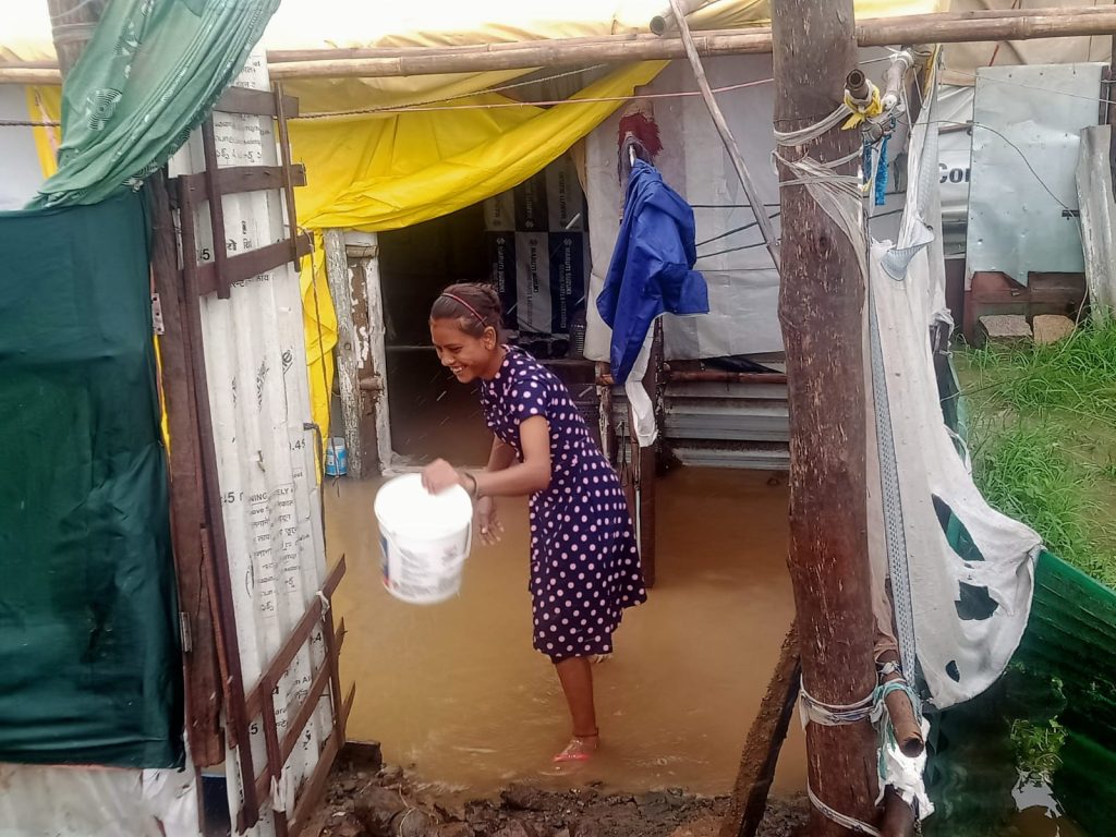 मदनमहल पहाड़ी से विस्थापित किए परिवारों का दर्द जानने कोई नहीं पहुंचा 2 47ee2444 b94b 4773 9327 a709b7e5fd7a