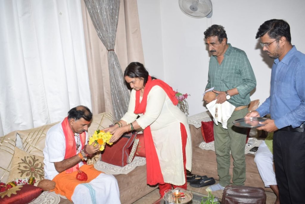 यश भारत कार्यालय पहुंचे पूज्य संत दद्दा जी महाराज के बड़े बेटे गृहस्थ संत डॉक्टर अनिल शास्त्री, यश भारत के संस्थापक आशीष शुक्ला जी को दी मंगल शुभकामनाएं 6 WhatsApp Image 2023 08 26 at 8.26.23 PM