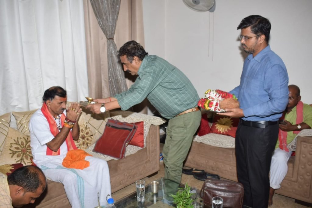 यश भारत कार्यालय पहुंचे पूज्य संत दद्दा जी महाराज के बड़े बेटे गृहस्थ संत डॉक्टर अनिल शास्त्री, यश भारत के संस्थापक आशीष शुक्ला जी को दी मंगल शुभकामनाएं 2 WhatsApp Image 2023 08 26 at 8.28.22 PM
