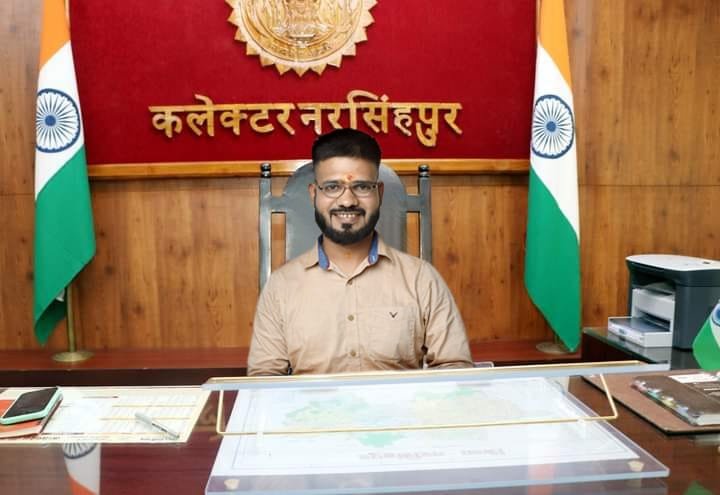 तिलवारा में घूमते मिले नरसिंहपुर के साहिब, गिरफ्तार- घूम रहा था बनकर फ़र्ज़ी कलेक्टर,सोशल मीडिया में वायरल हुई फोटो , पुलिस कर रही है पूछताछ 10 c2d05a71 a312 4950 9176 59b87500c164